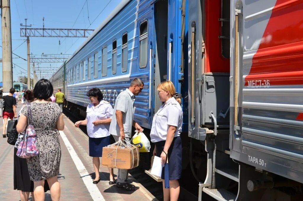 Посадка в поезд фото Минтранс запретил посещать вокзалы и поезда людям в пачкающейся и