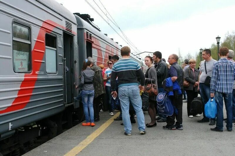 Посадка в поезд фото "Ласточка" до Екатеринбурга должна уезжать в пять часов утра Новости Краснотурьи