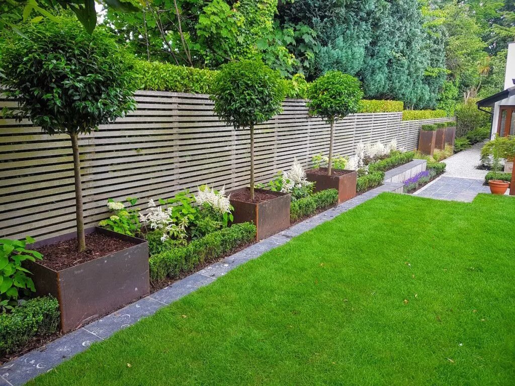 Посадки вдоль забора в ландшафтном дизайне фото Corten Metal Makeover Stillorgan - LandArt Modern backyard landscaping, Garden m