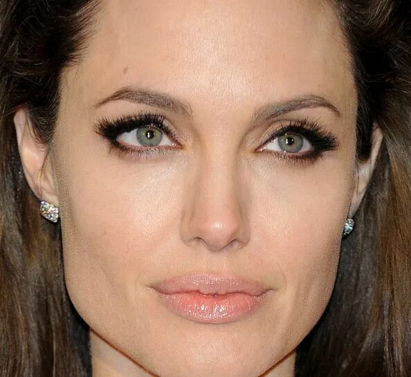 Посаженные глаза фото Angelina Jolie Makeup False Eyelashes 44pUWMJe72Jl Angelina jolie makeup, Angeli