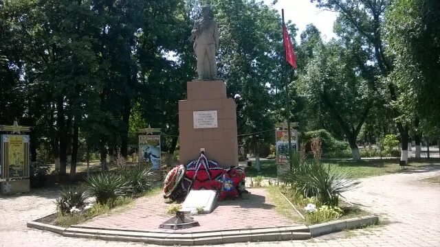 Поселок черноморский краснодарский край фото Памятник старшему лейтенанту И.Н.Землякову Патриотические проекты ОНФ