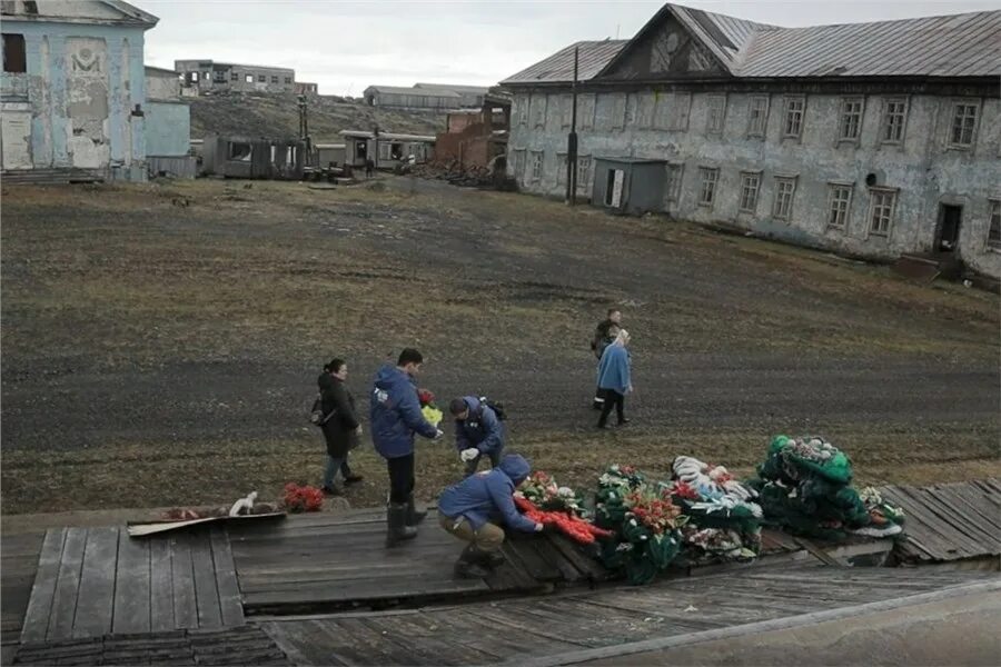 Поселок диксон фото Эковолонтеры благоустроили памятник героям-североморцам на Диксоне и убрали боле