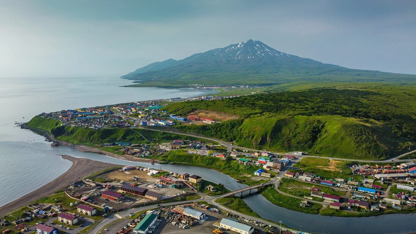 Поселок итуруп фото Итуруп / Административный центр острова Итуруп Вдали вулкан Хмельницкий, 1585м