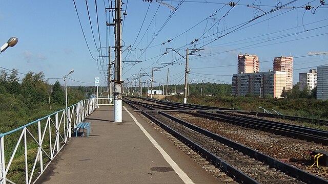 Поселок киевский фото File:Poselok Kievskiy Platform (side platform, view to exit).jpg - Wikimedia Com