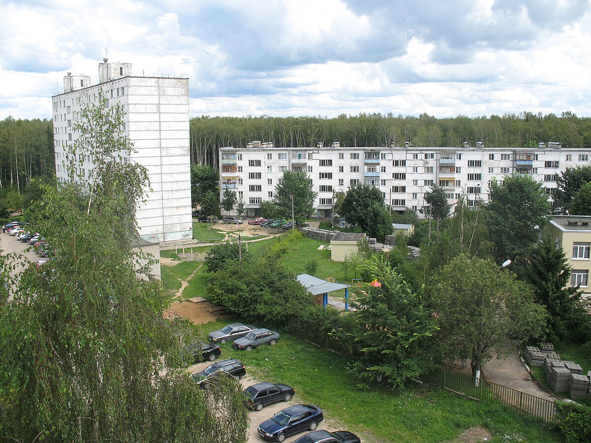 Поселок киевский москва фото Файл:Posyolok Kievskiy (view to flat buildings 19,30 from 17).JPG - Википедия