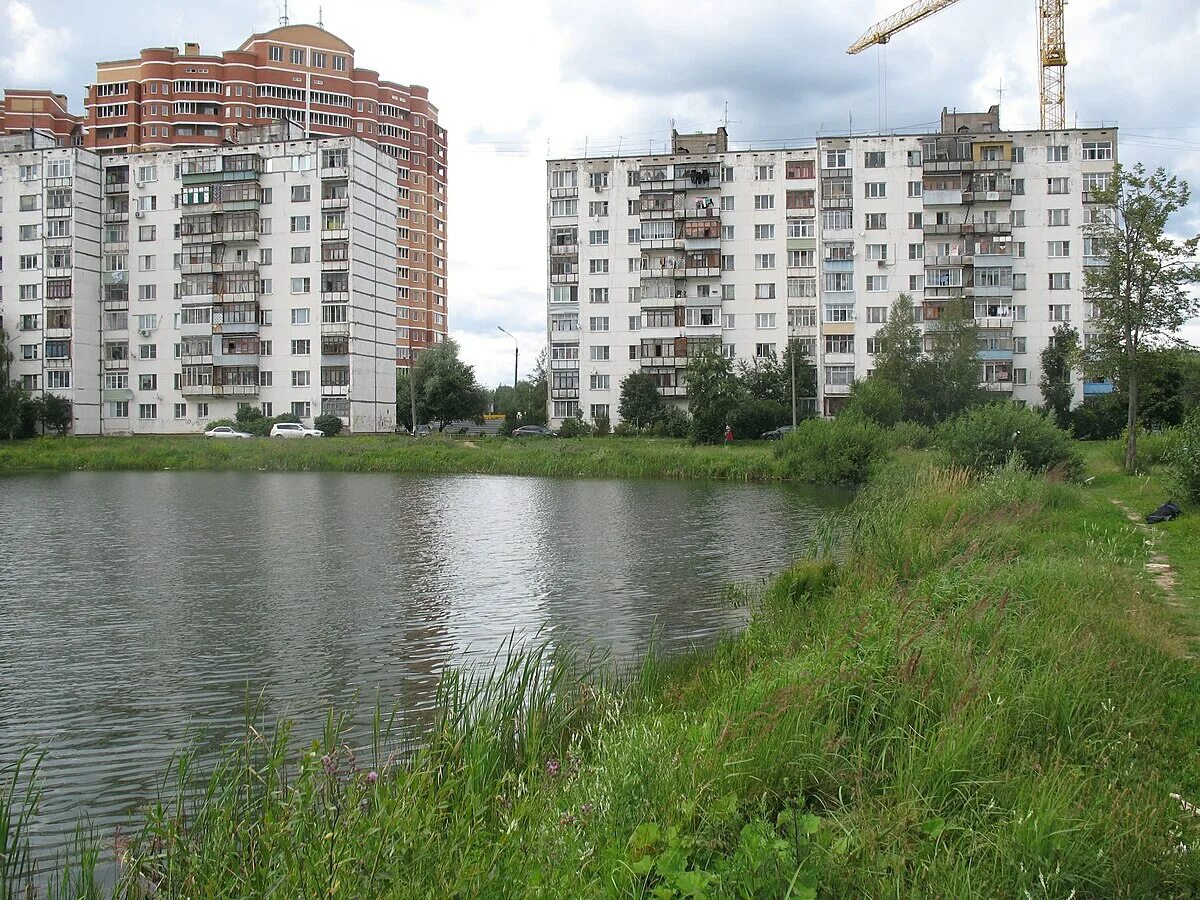 Поселок киевский москва фото Файл:Posyolok Kievskiy (view to lake from east).JPG - Википедия