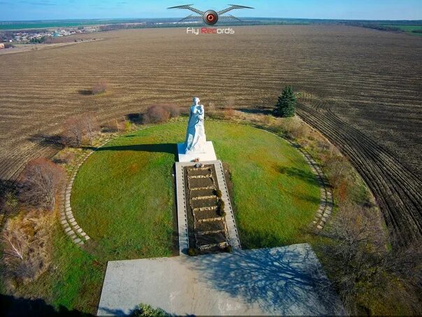 Поселок матвеев курган фото В поселке Матвеев Курган, на искусственном зеленом кургане возвышается памятник,