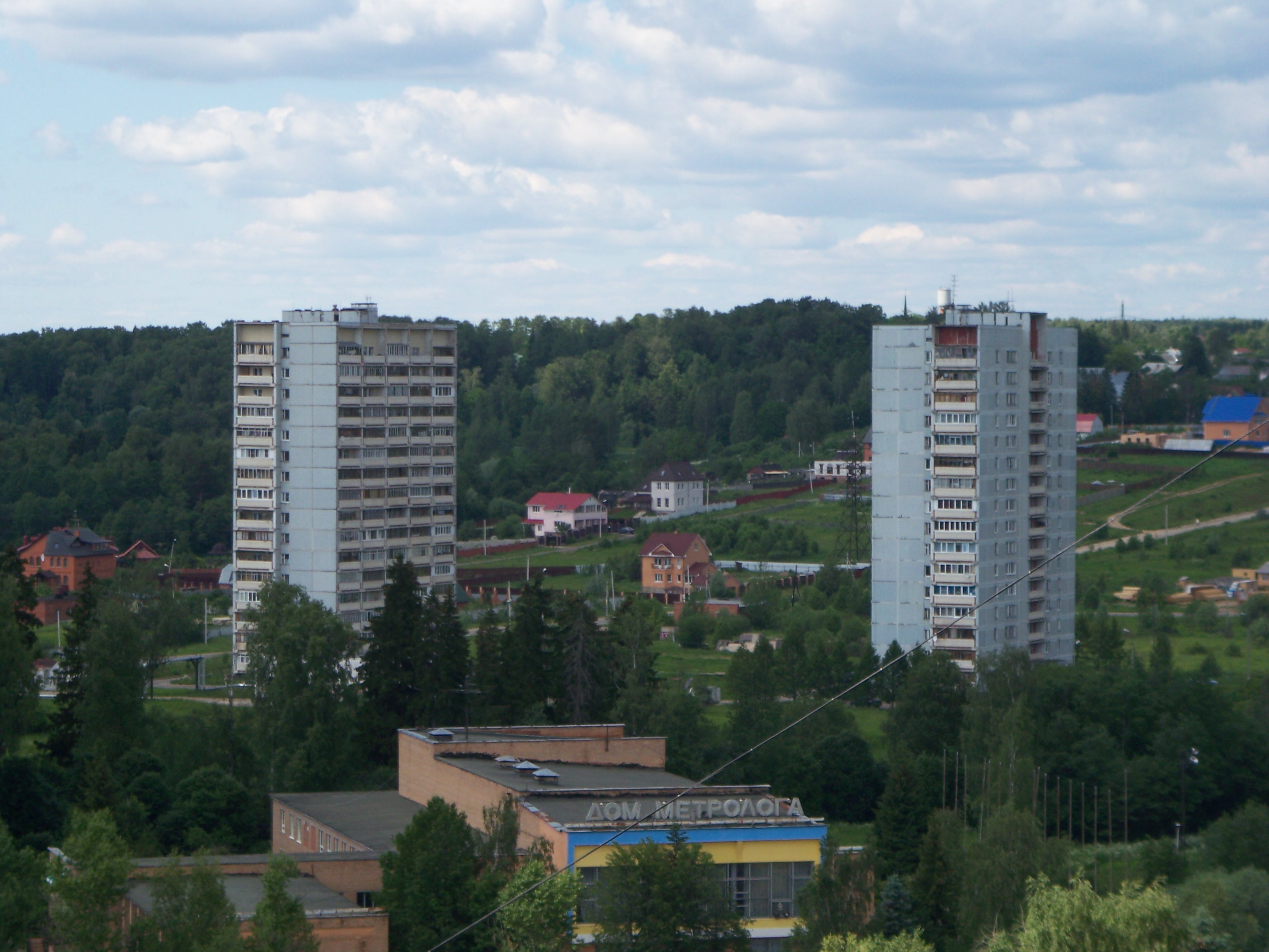 Поселок менделеево фото File:The Left-Bank Street buildings and Ljalovo Mountain - panoramio.jpg - Wikim