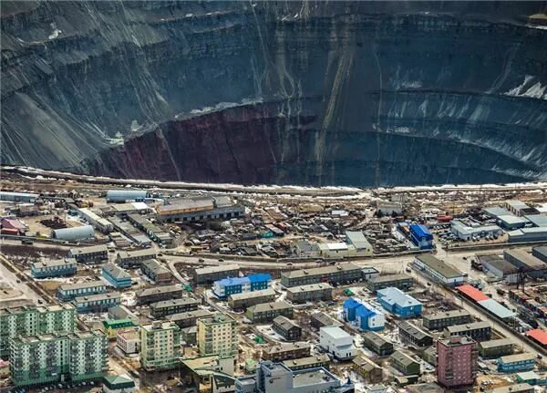 Поселок мирный фото Alrosa's Mirny mine - The Mir mine, also called the Mirny mine, is a former open