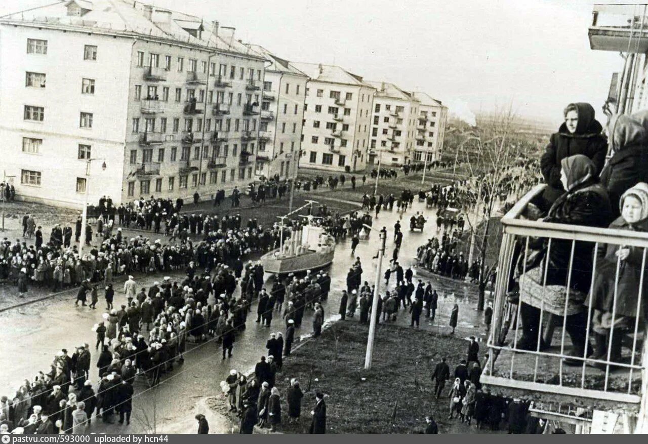 Поселок октябрьский старые фото Октябрьская демонстрация - Retro photos