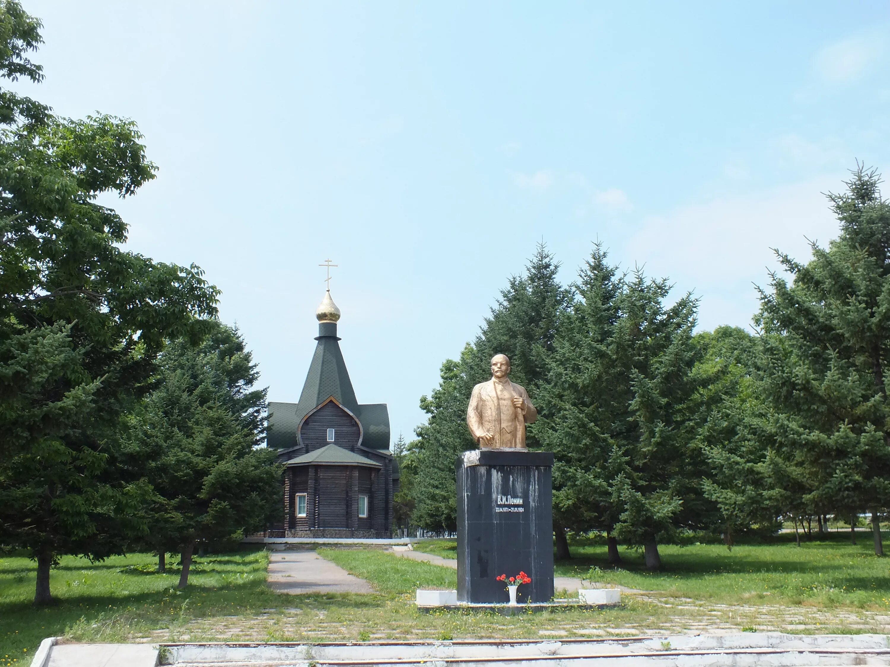 Поселок ольга приморский край фото Файл:Посёлок Ольга Храм святой Ольги построен рядом с памятником Ленину.jpg - Ви