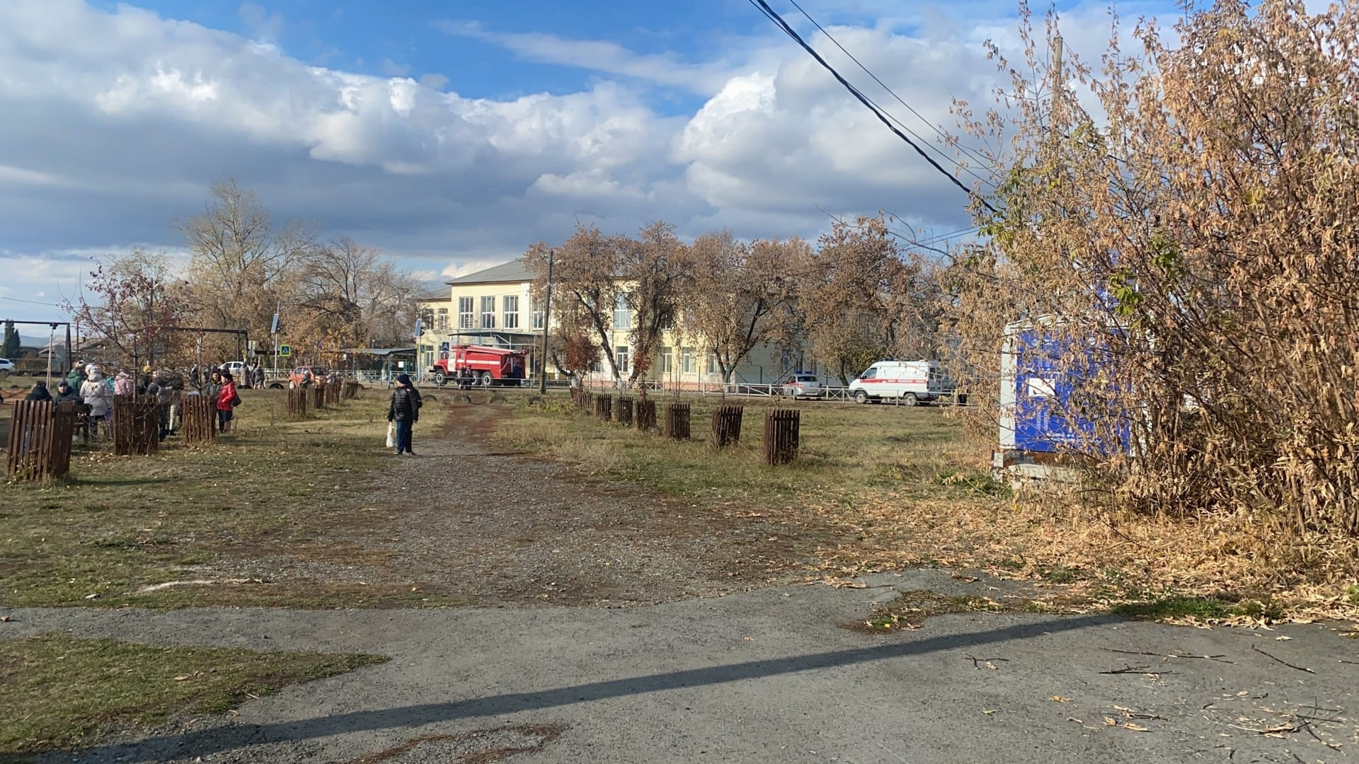 Поселок уральский фото У детей уже паника". В уральском поселке школьников распустили на каникулы из-за