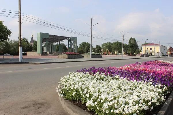 Поселок увельский фото В Увельском партийцы проводят озеленение поселка