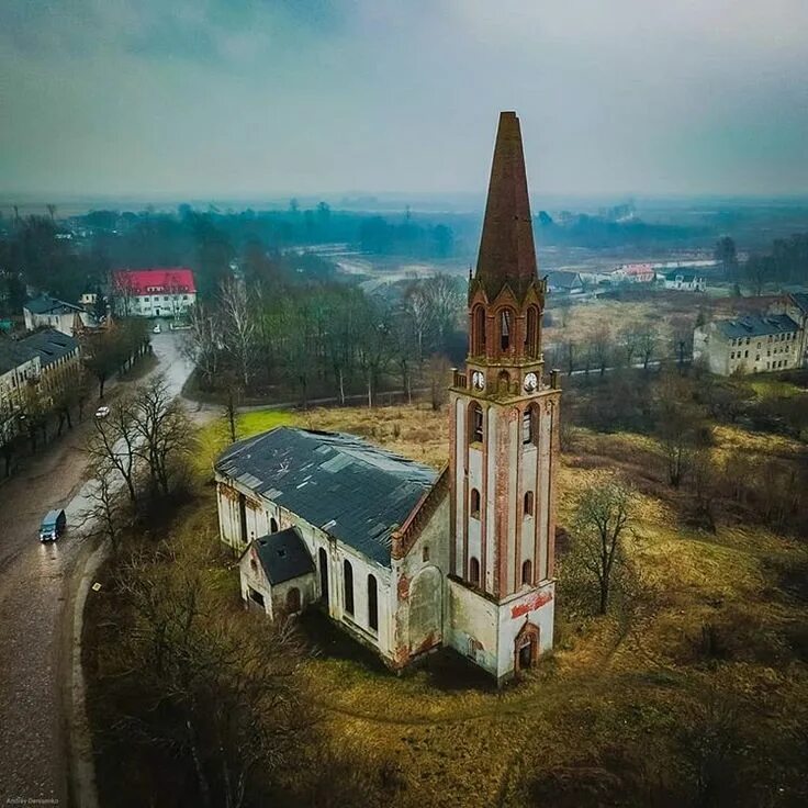 Поселок ясное фото Денисенко Андрей on Instagram: "Лютеранская кирха в поселке Ясное (нем. Kaukehme