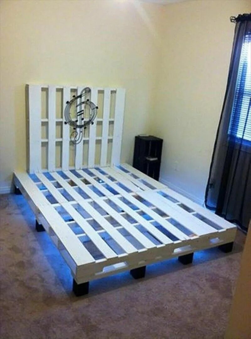 Пошагово кровать из поддонов фото HugeDomains.com Pallet bed with lights, Diy pallet bed, Pallet bed frames