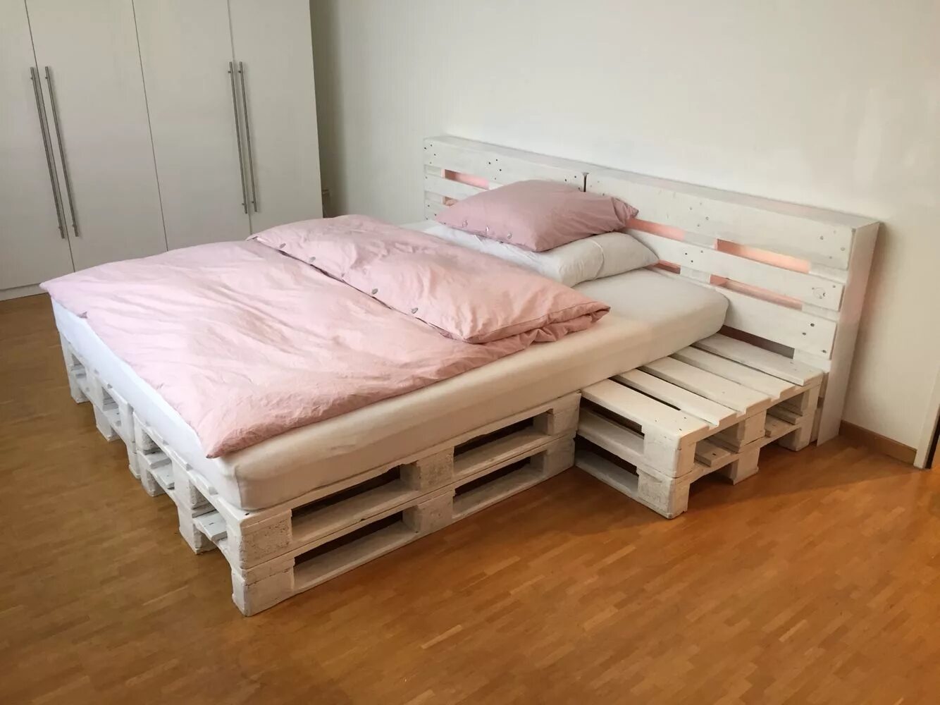 Пошагово кровать из поддонов фото 140x200 cm Pallet projects furniture, Pallet furniture designs, Diy pallet bed