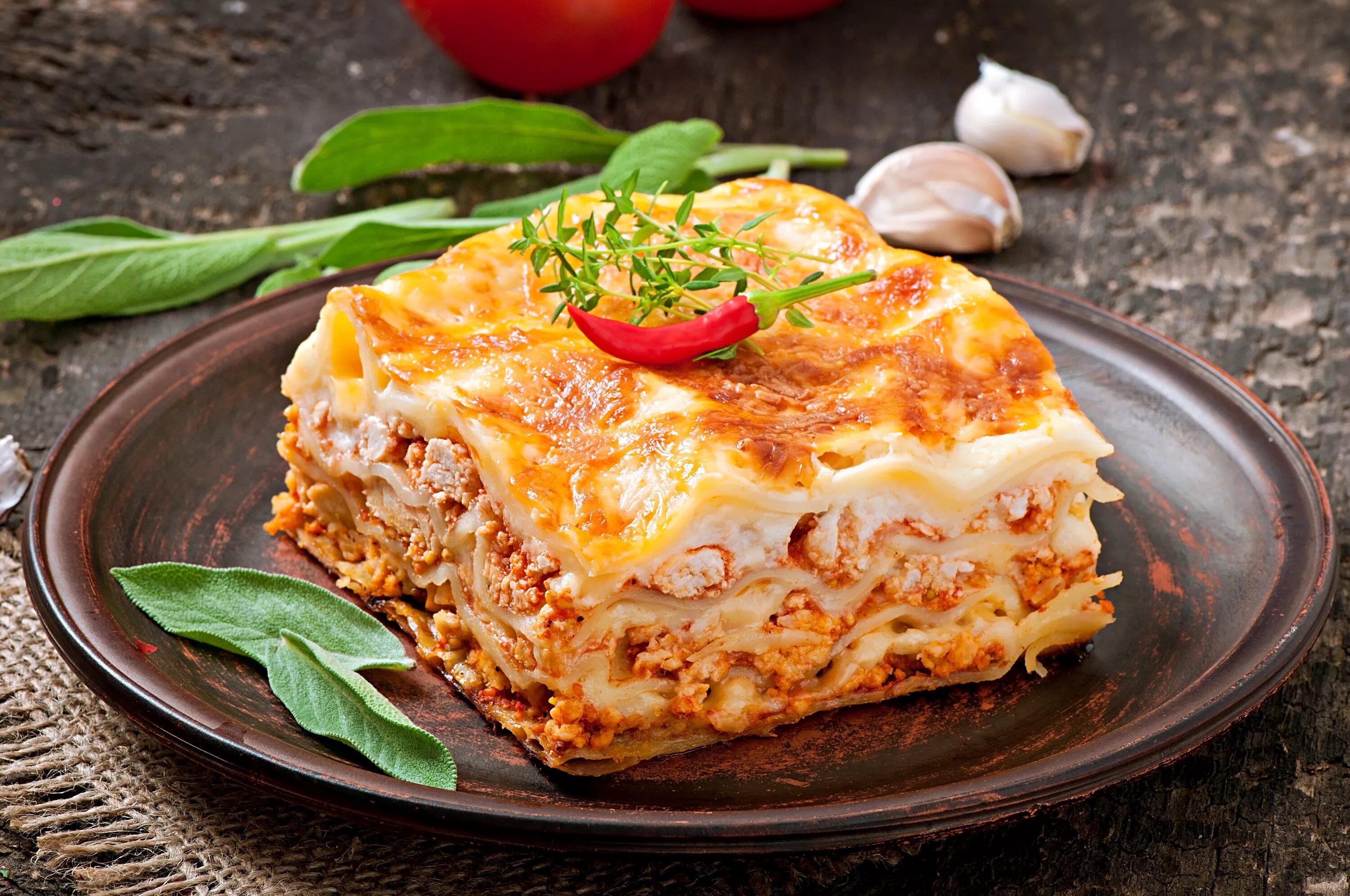 Пошаговое приготовление лазаньи с фаршем фото Fresh lasagna with red pepper on a plate Desktop wallpapers 640x960