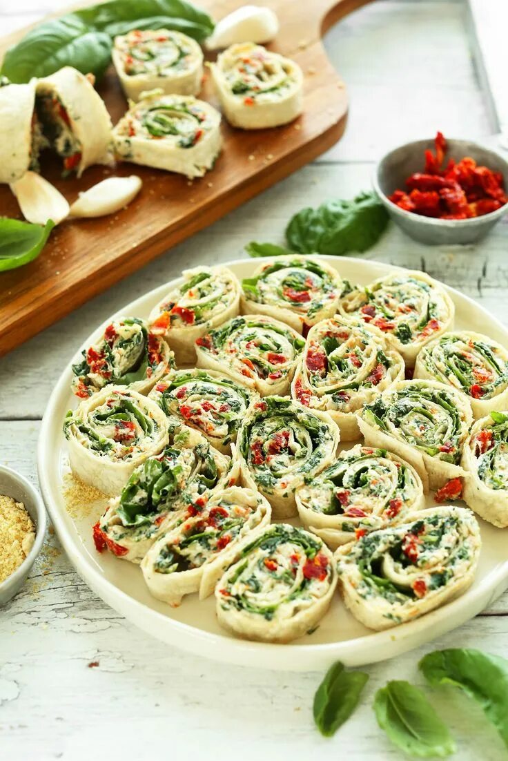 Пошаговые блюда с фото Sun-Dried Tomato and Basil Pinwheels Recipe Vegan appetizers, Appetizer recipes,