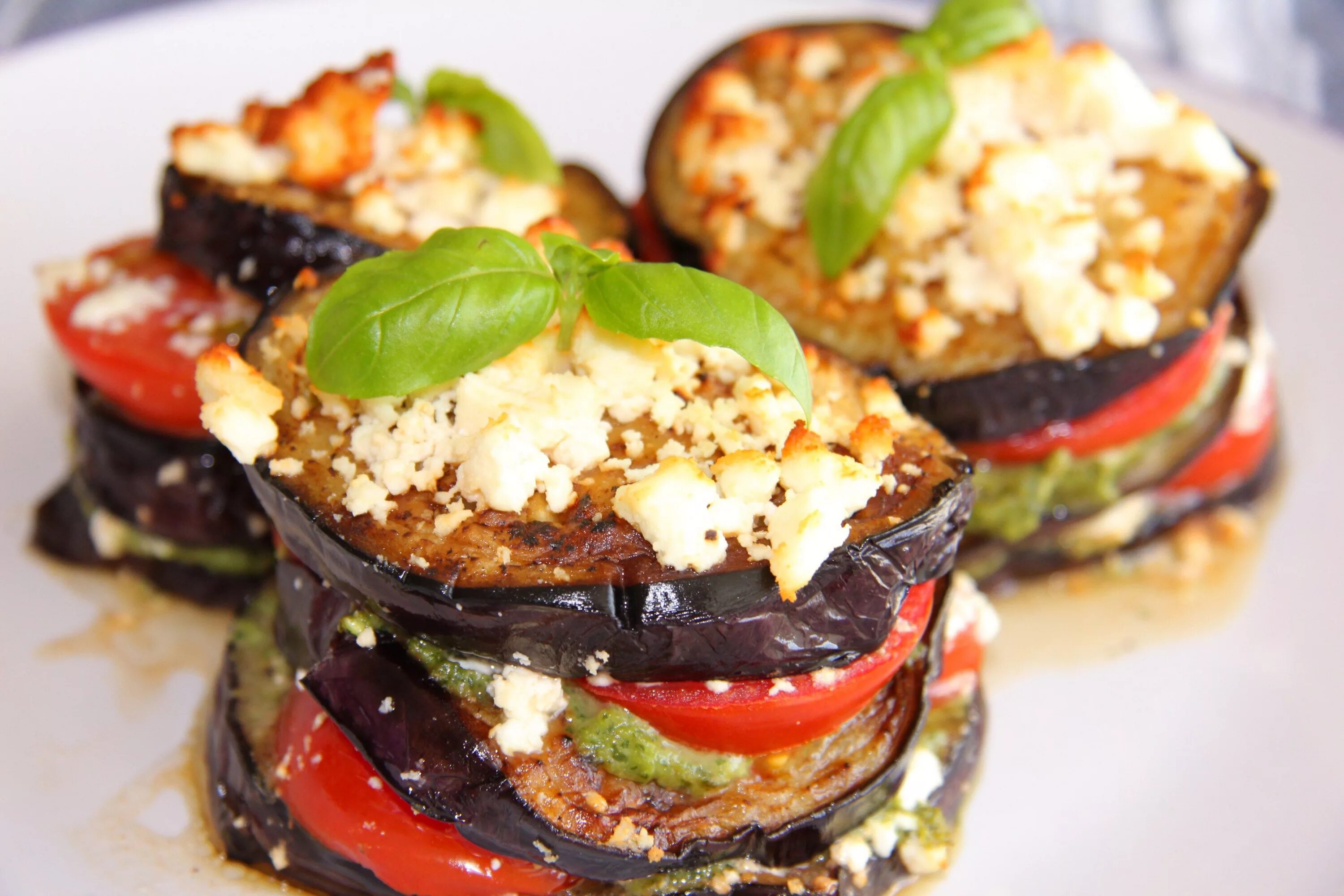 Пошаговые фото рецепты баклажаны Grilled Eggplant Stacks with Tomato Basil Pesto and Feta