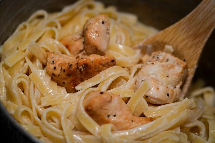 Пошаговый фото рецепт пасты с курицей How to Make Chicken Alfredo Using Jarred Alfredo Sauce Livestrong.com Chicken al