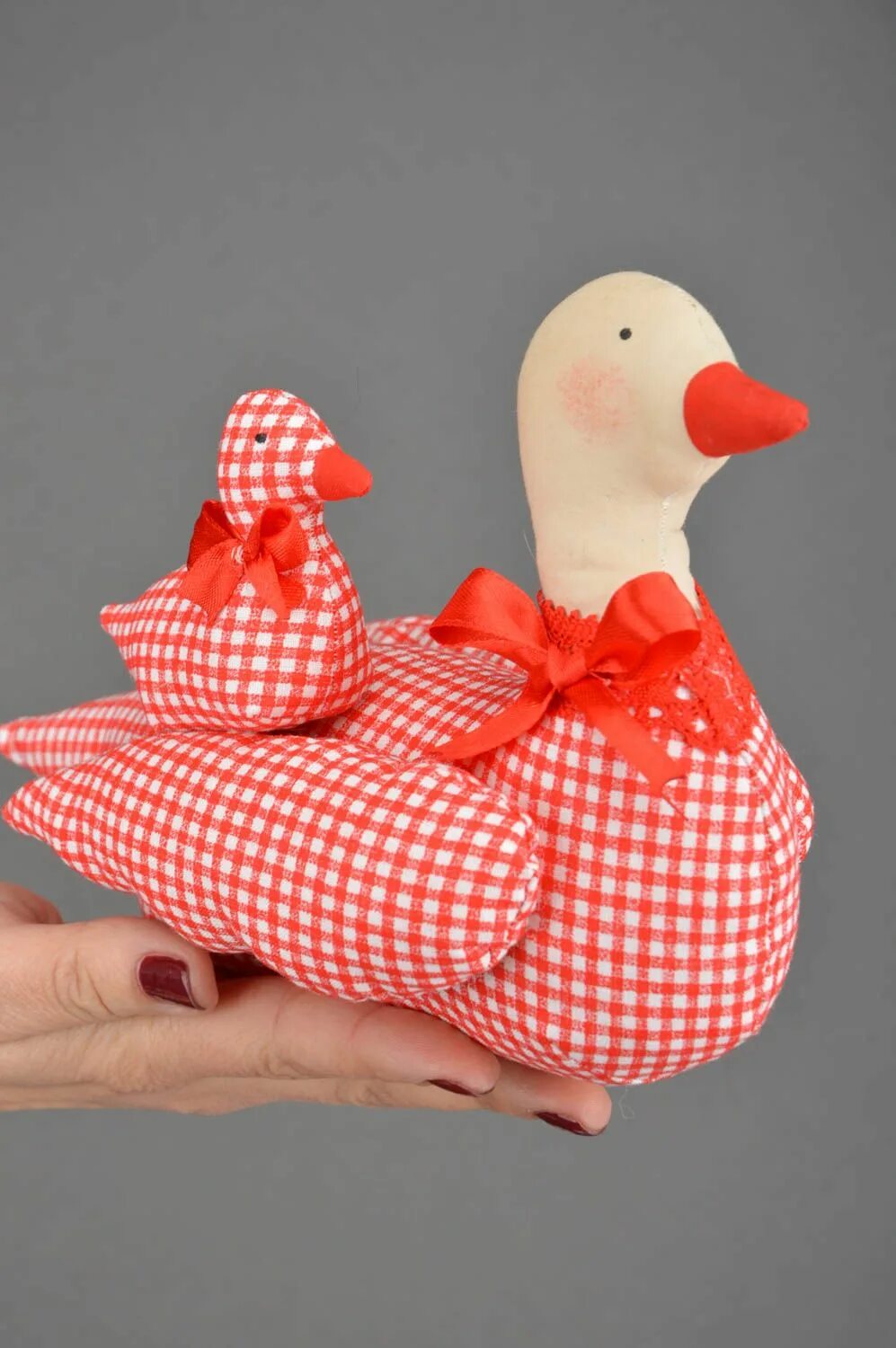 Пошив игрушки уточка своими руками для декора BUY Beautiful homemade designer fabric soft toys duck and duckling bathroom deco