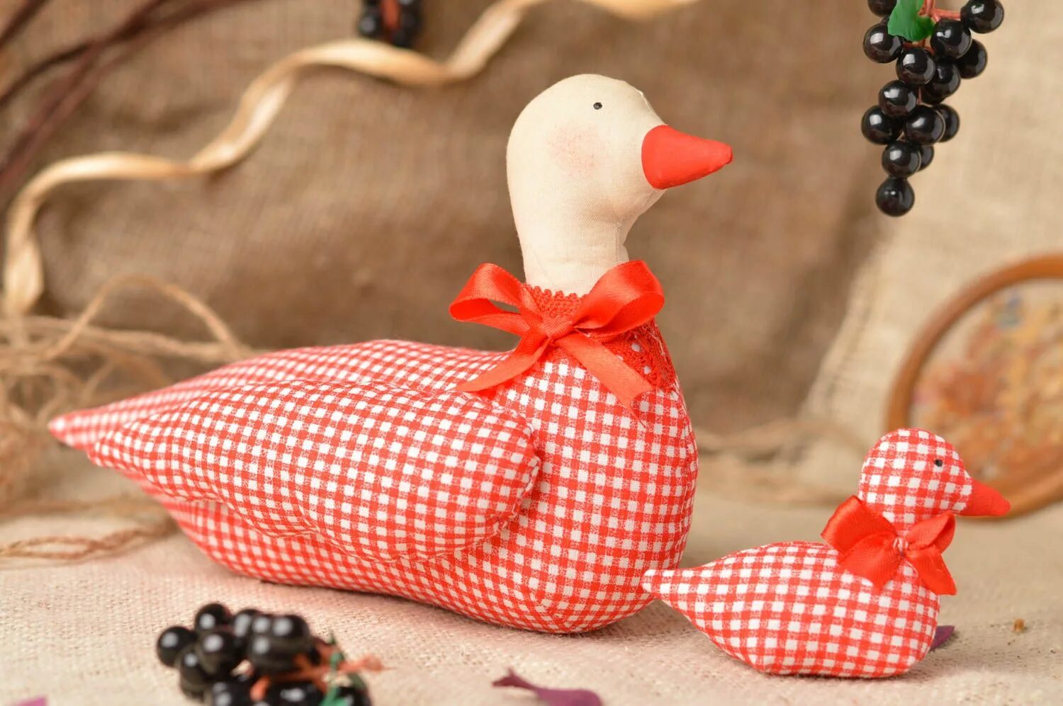 Пошив игрушки уточка своими руками для декора BUY Beautiful homemade designer fabric soft toys duck and duckling bathroom deco