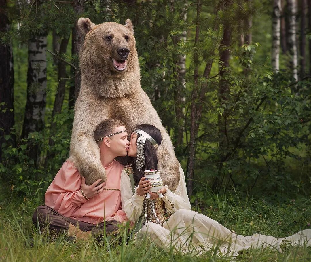 Последнее фото фотографа с медведем Пара из Якутии сфотографировалась с медведем