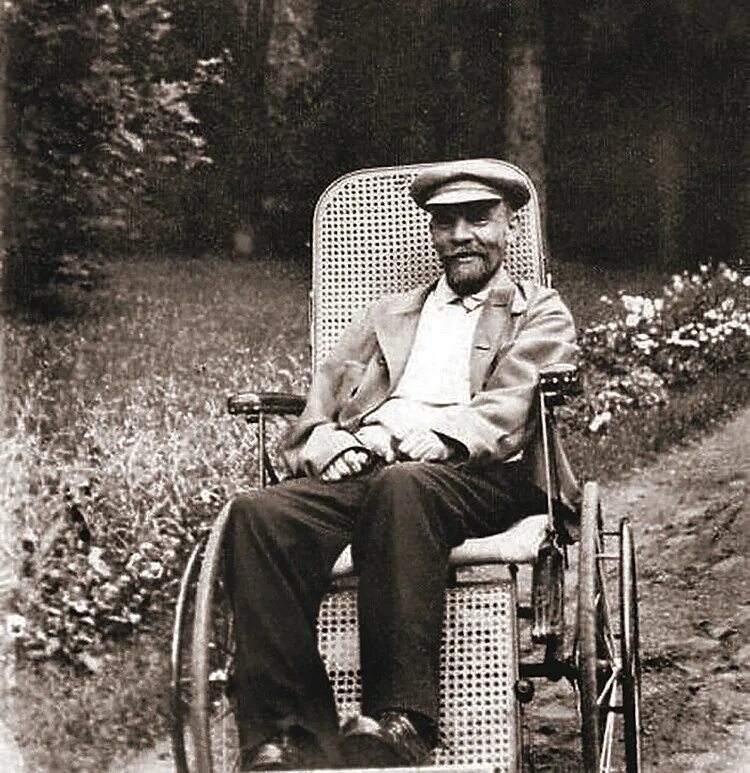 Последнее фото ленина перед Файл:Lenin in 1923.jpg - Википедия