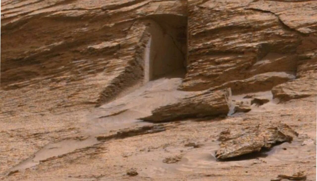 Последнее фото на земле Internet flips over photo of 'alien doorway' taken on Mars Newshub