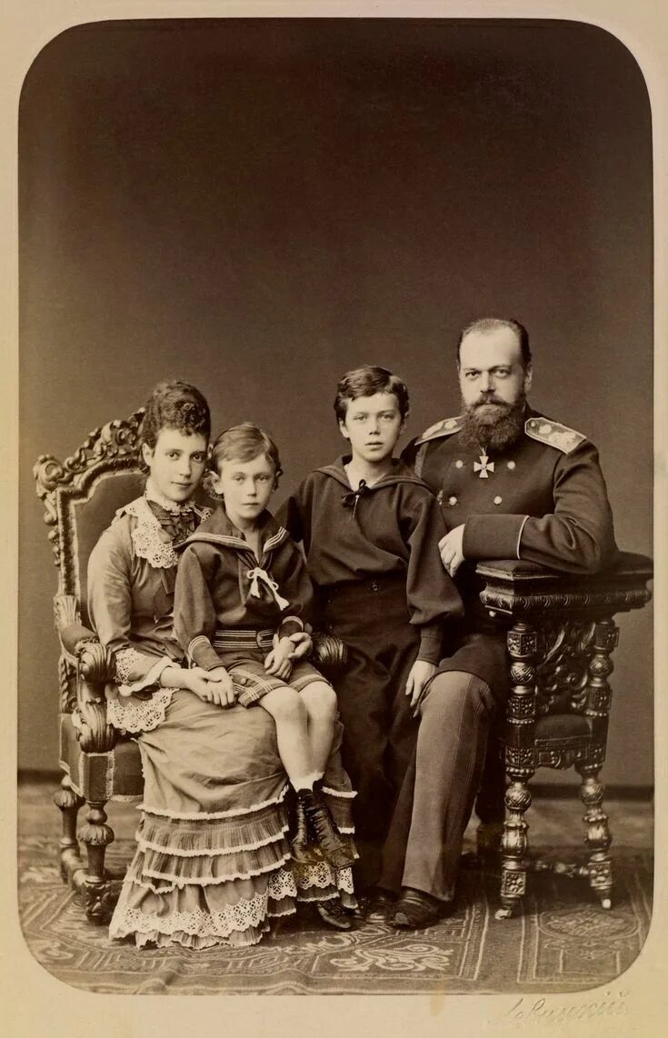 Последнее фото николая 2 с семьей Tsesarevich Alexander , later Alexander III, and Tsesarevna Maria Feodorovna , l