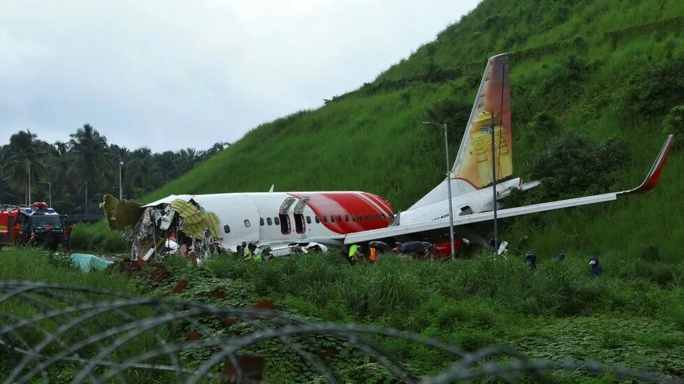 Последние фото самолета Flight recorders recovered from Indian passenger plane crash site - RT Newsline