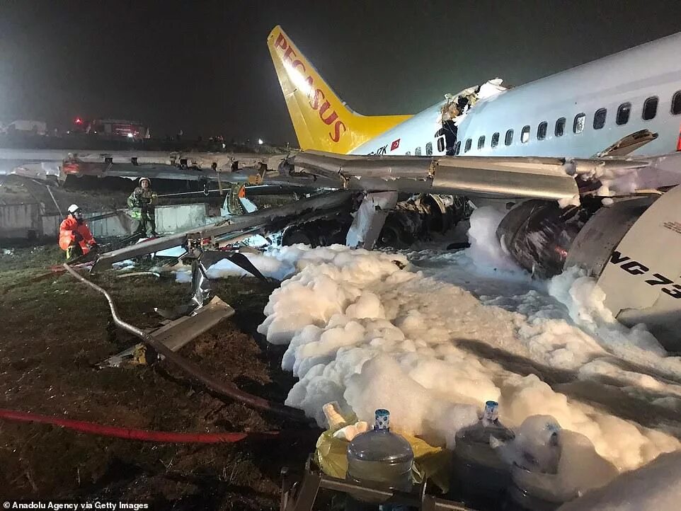 Последние фото самолета At least three die after Boeing 737 breaks into three pieces before bursting int