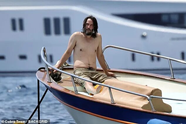 Последние фото жизни Shirtless Keanu Reeves enjoys boat day with a glass of champagne as John Wick st