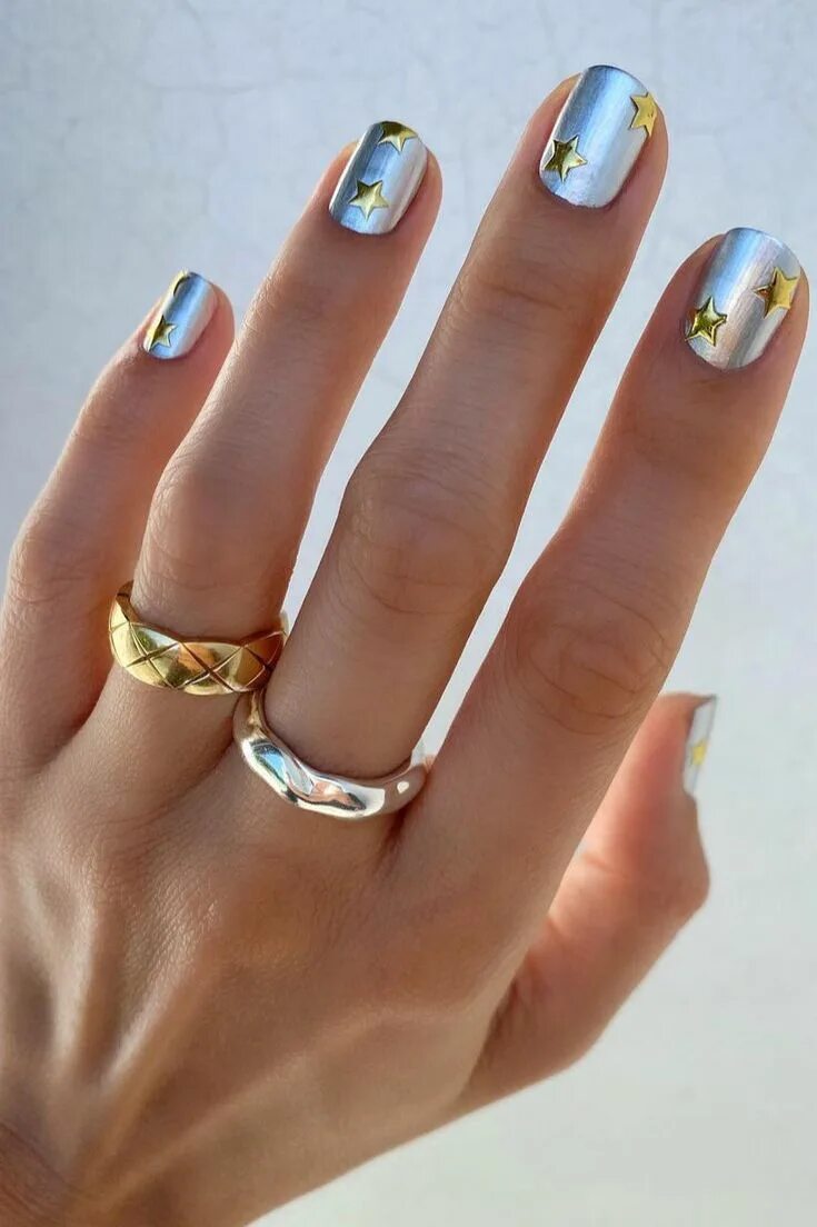 Последние новинки дизайна маникюра The 38 Coolest New Year’s Eve Nail Ideas to Try This Year New years nail art, Ne