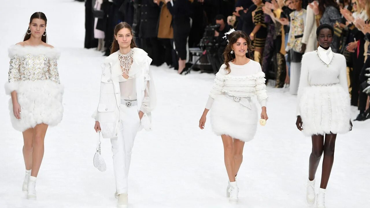 Последний показ мод 2024 женский Penelope Cruz and a Parade of Chanel Muses Walked Karl Lagerfeld’s Final Show Vo