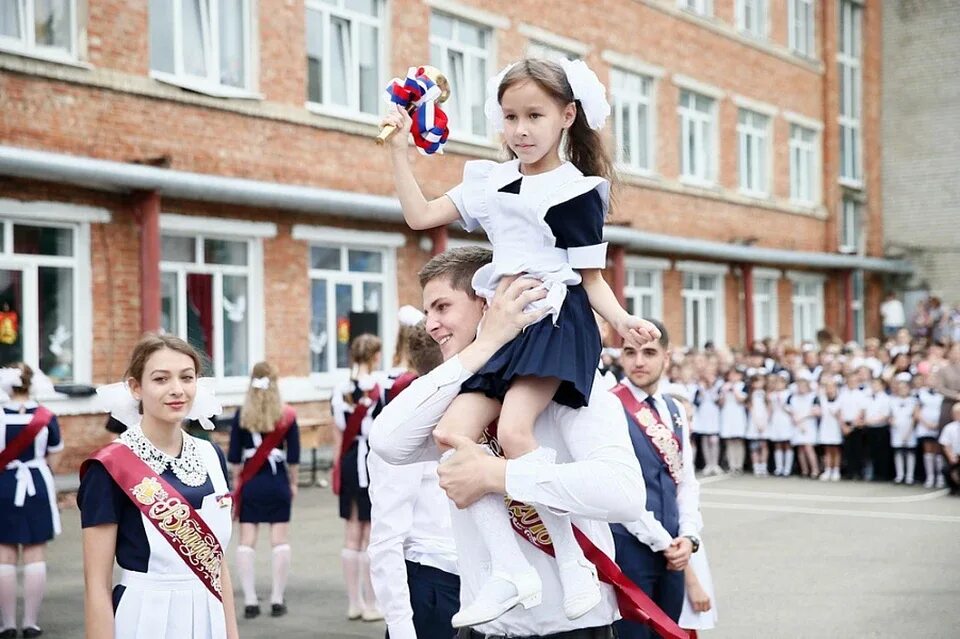 Последний звонок 11 фото Последний школьный звонок на Кубани прозвенит для 88 тысяч выпускников 21 мая - 