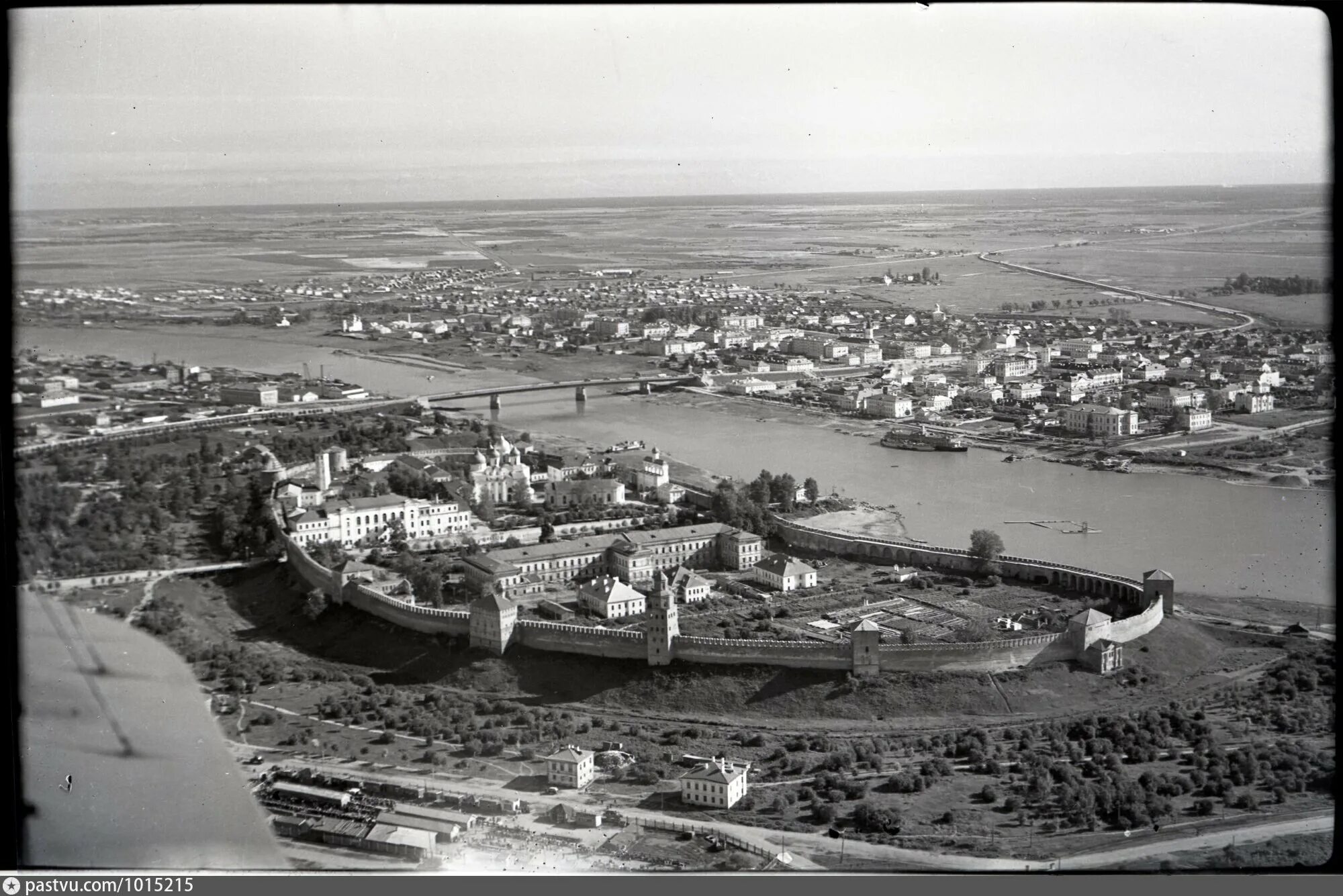 Послевоенные фото великого новгорода Негатив. Видовой. Новгород. Вид на кремль, Софийскую и Торговую стороны. Аэрофот