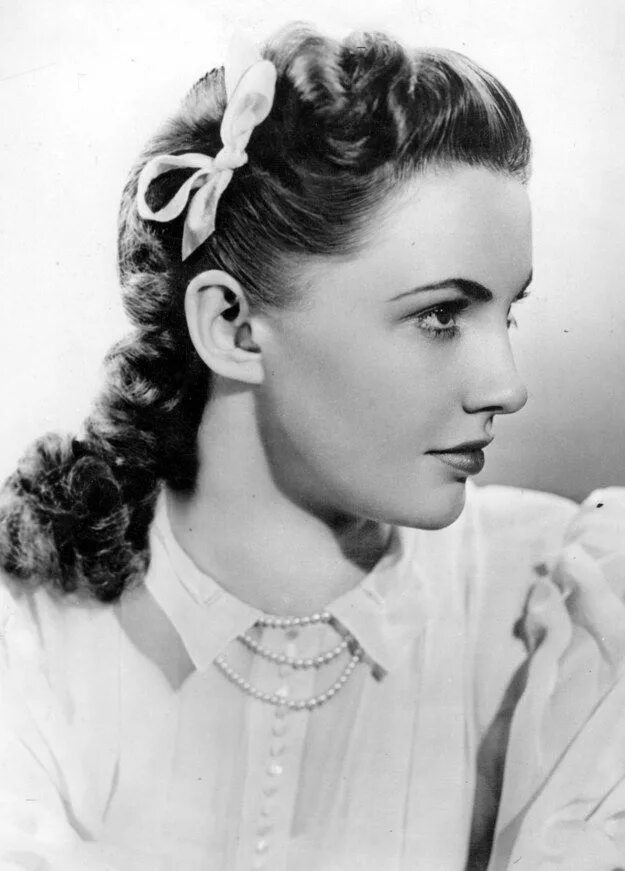 Послевоенные прически женские Try a sweet lil' braid like actress Joan Leslie. Joan leslie, Joan, Golden age o