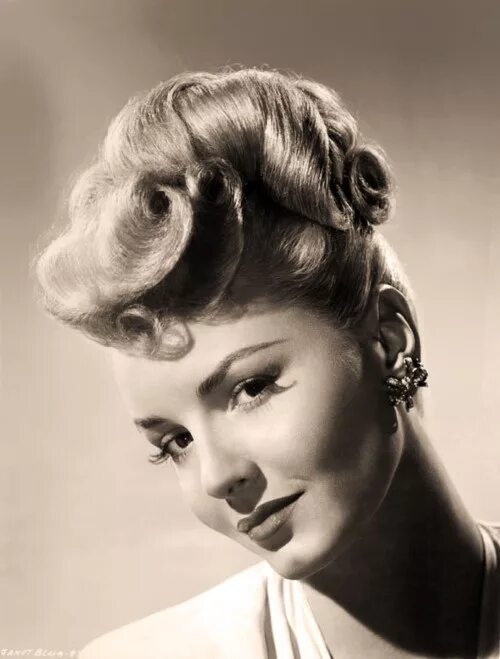 Послевоенные прически женские Janet Blair, 1940’s - wonderful swirly up-do and eyelashes!! Vintage hairstyles,