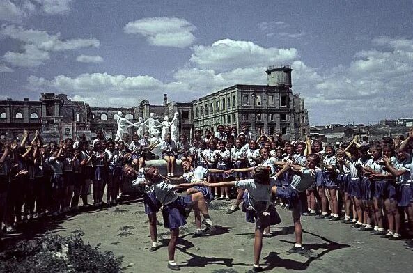 Послевоенный ссср фото Youth in a Soviet athletic parade emulating the nearby recently rebuilt Barmaley