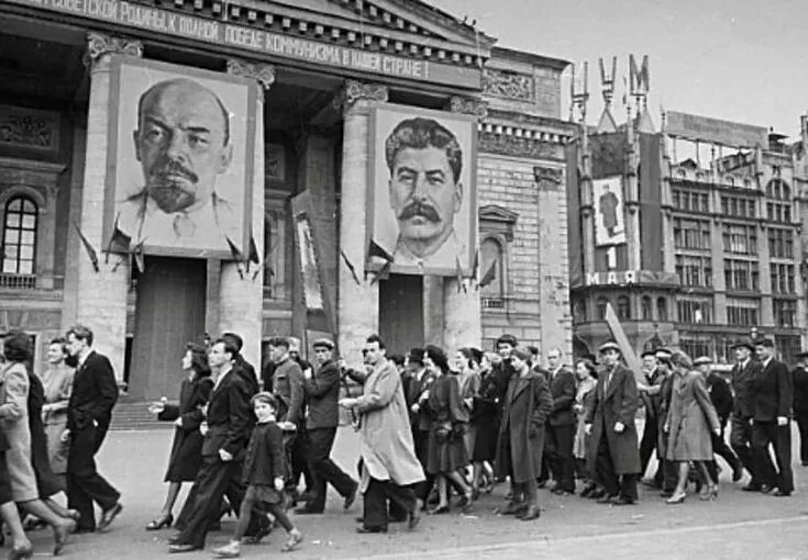 Послевоенный ссср фото Москва первомайская. На Театральной площади у Большого театра, 1947