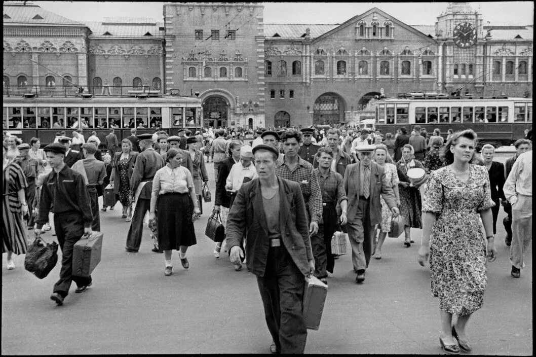 Послевоенный ссср фото Henri Cartier-Bresson, SOVIET UNION. Russia. Moscow. 1954. The Leningrad station