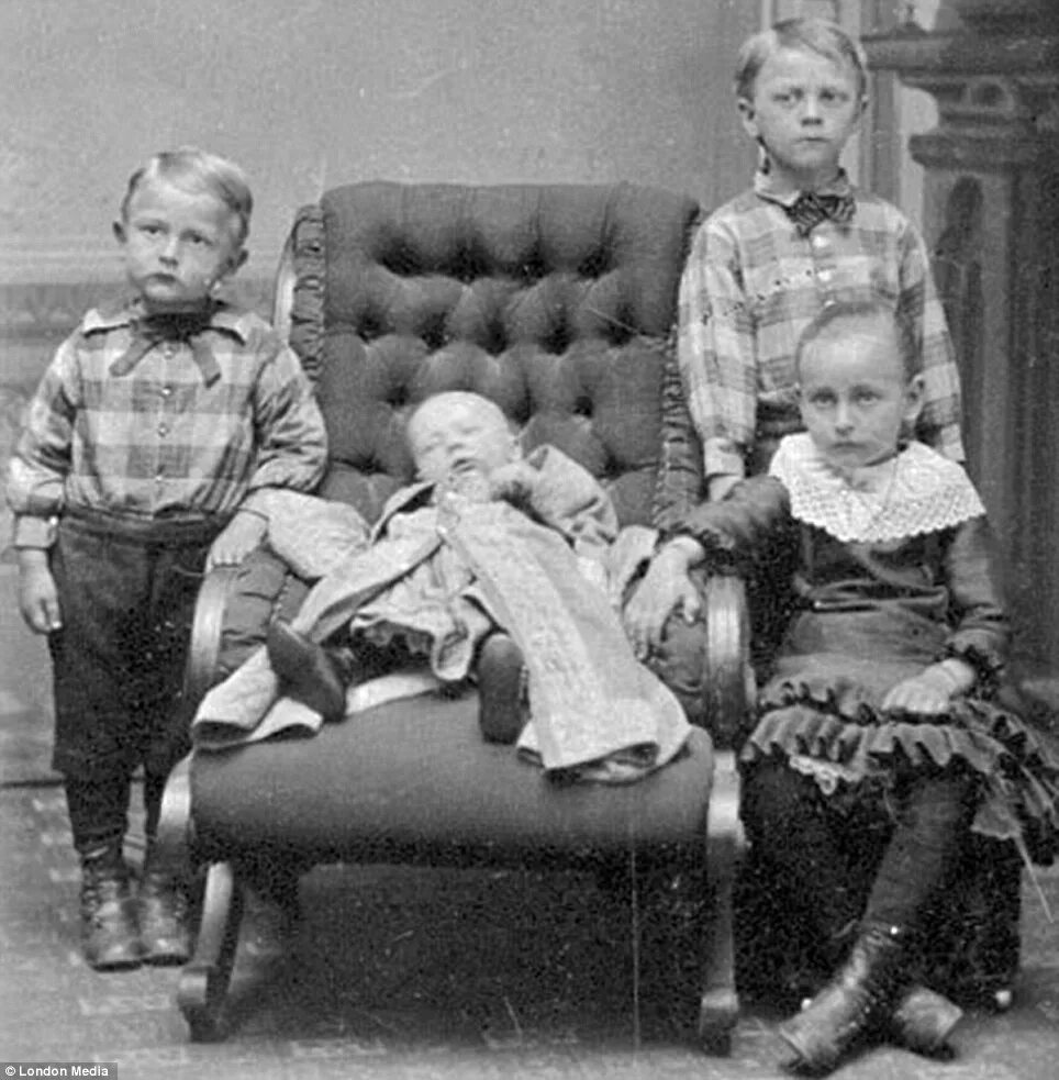 Посмертные фото 19 века Post mortem photography: Morbid gallery reveals how Victorians took photos of th