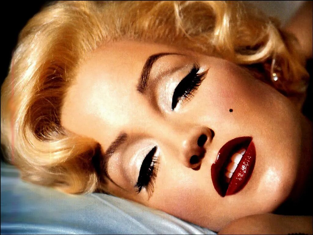 Посмертный макияж мэрилин монро фото Lisa Marie Presley as Marilyn Monroe by makeup genius Kevyn Aucoin Marilyn monro