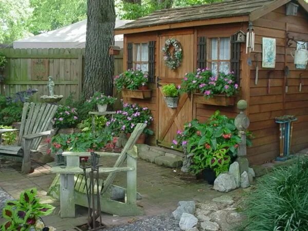 Посмотреть дачи фото Gartenhäuser aus Holz &#8211; schönes und kompaktes Gartenhaus im Hinterhof - ga