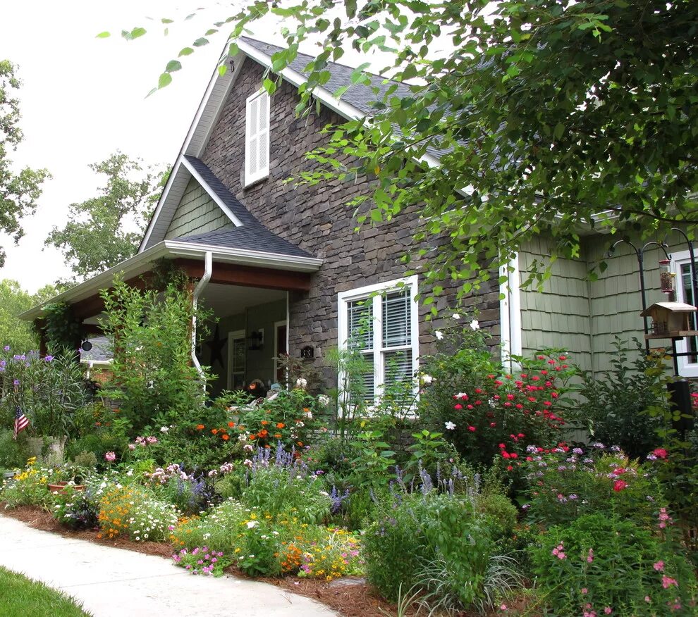 Посмотреть дачи фото Front Porch Makeover Summer 2010 - Классический - Сад - Шарлотт Houzz Россия