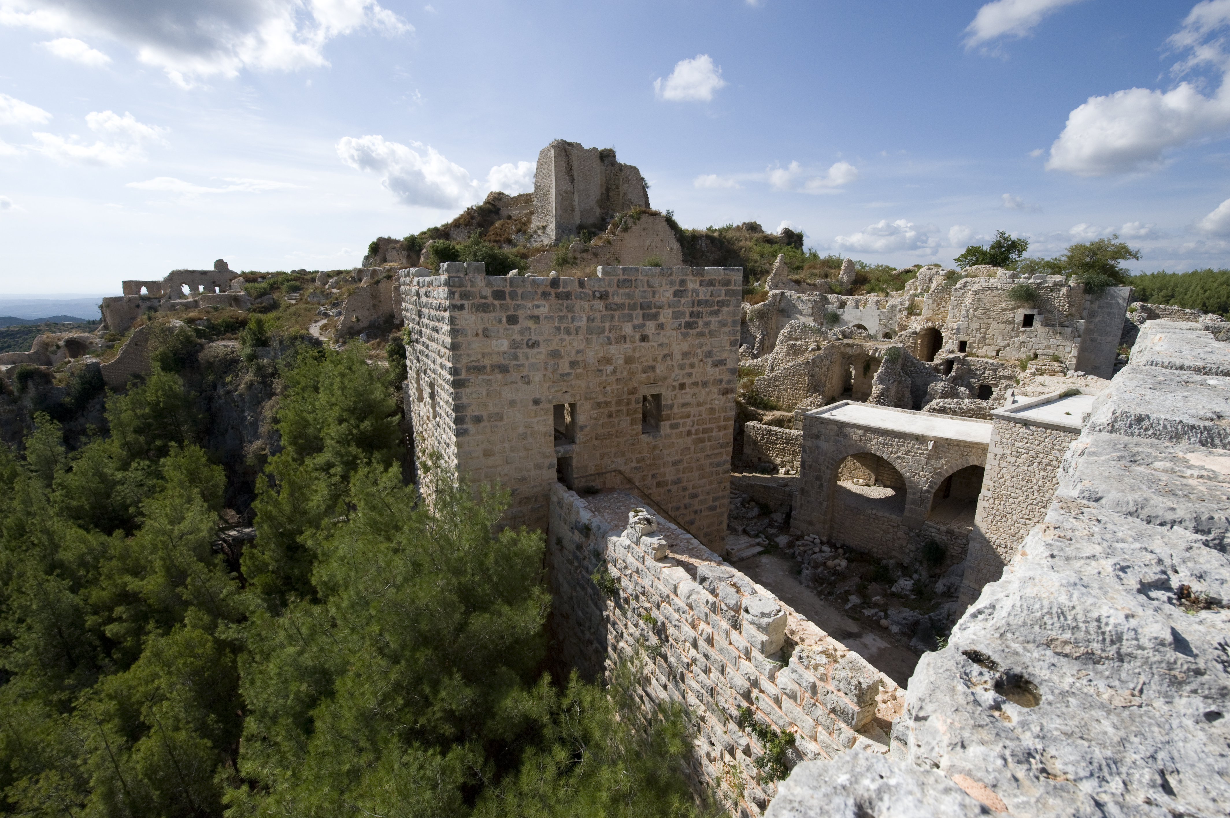 Посмотреть фото и достопримечательности File:Qal'at Salah ed-Din aka Sahyun Castle view west from south wall 4108.jpg - 