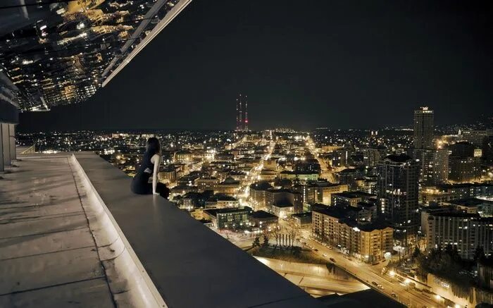 Посмотреть фото крыши #night, #rooftops, #balcony, #lights, #sitting, #city, #women, #cityscape, wallp