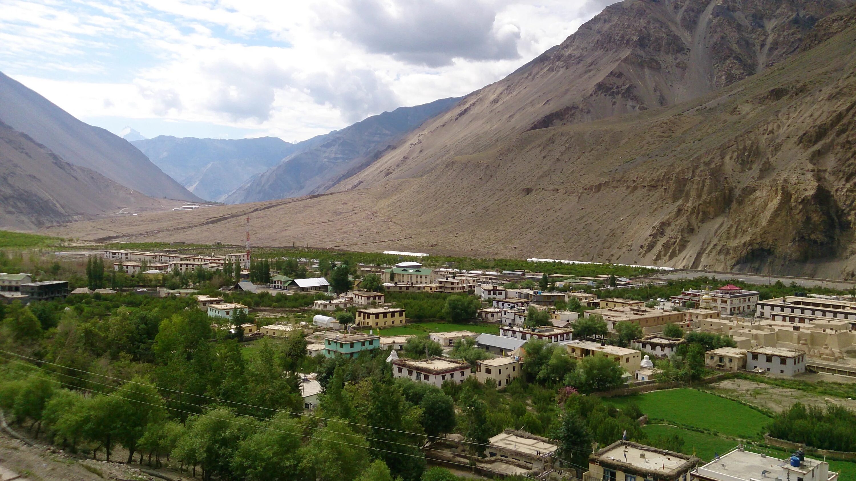 Посмотреть фото села File:Tabo village from top, Tabo monastery in right.jpg - Wikimedia Commons