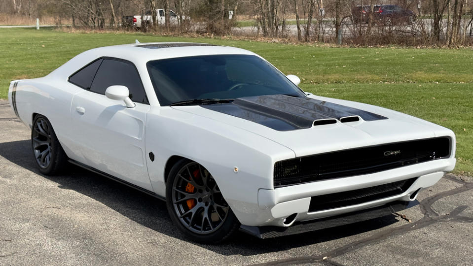 Посмотреть как выглядят машины This 1968 Dodge Charger Is Really a Reimagined Challenger Hellcat With Carbon Fi